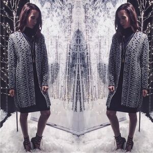 Beautiful printed sweater coat 🤍